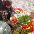 Una de las vendedoras de verduras.