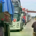 Camiones aguardan un cuarto intermedio para avanzar en el bloqueo de San Julián