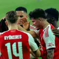 Jugadores del Arsenal celebrando gol.