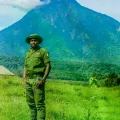 Emmanuel Bahati Lukoo (primero por la izquierda) es actualmente subdirector del Parque Nacional Kahuzi-Biega.