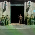 Integrantes de la Policía Militar custodian el Palacio de Gobierno este martes, en La Paz (Bolivia).