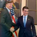 El subsecretario de Estado de EE.UU., Christopher Landau, y el presidente Rodrigo Paz.