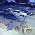 Una moto en movimiento arde en la zona sur de Santa Cruz.