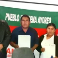 Marco Antonio Monasterio, presidente del TED, junto a los asambleístas del pueblo ayoreo