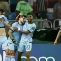 Romero abraza a ‘Tonino’ Melgar tras el gol de Bolívar en el Maracaná.
