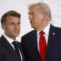 Donald Trump y Emmanuel Macron posan en una cumbre en Egipto.