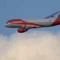 Foto de archivo, un Airbus A320 de easyJet despega de Lisboa a primera hora de la mañana del jueves 16 de junio de 2022.