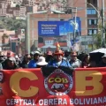 Marcha de la Central Obrera Boliviana, ingresa a la ciudad, exigiendo la renuncia del presidente del Estado Rodrigo Paz.