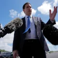 Marco Rubio habla con los medios en una base aérea en EE.UU. durante un viaje a Suecia.