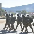 Efectivos militares y de la Policía lograron desbloquear un punto en la ruta a Cochabamba.