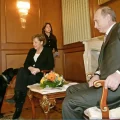 La excanciller alemana Angela Merkel y el presidente ruso Vladimir Putin en una rueda de prensa en el Kremlin, Moscú, el 20 d