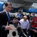 El secretario de Estado Marco Rubio habla con la prensa antes de abordar su avión en la base de la Reserva Aérea de Homestead