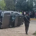 Vehículo incendiado tras el accidente en Yapacaní