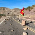 Carretera con piedras en Potosí