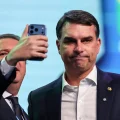 El senador brasileño Flavio Bolsonaro en una reunión con alcaldes tras el escándalo por los mensajes relacionados con su soli