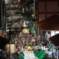 Una gran bandera cruceña encabeza la marcha por la democracia.