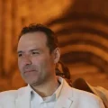 Agustín Zambrana durante su intervención en la concentración al concluir la marcha por la democracia