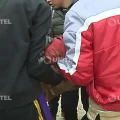 Momento en que el joven herido de bala es trasladado a un centro de salud