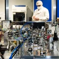 Primer banco de pruebas de ordenador cuántico en el Centro Nacional de Computación Cuántica del Reino Unido, 2025.