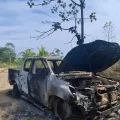 Uno de los vehículos quemados por pobladores tras las protestas por el accidente fatal