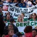 Varias personas se congregan durante una manifestación para protestar por los altos precios de la vivienda en Barcelona, Espa