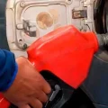 Imagen referencial de carga de combustible a un vehículo.