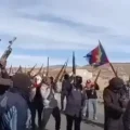 Captura de video de un grupo de campesinos armados.