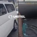 El minibús quedó con los vidrios rotos tras el paso de la marcha en La Paz