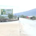 Militares y policías resguardan en los alrededores de la carretera
