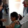 Autoridades de salud inmunizan contra la influenza en Santa Cruz