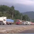 Camiones y transportistas varados en las carreteras bloqueadas.