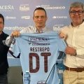Restrepo (centro) con Fernando Lopera, director deportivo de Bolívar; y Pablo Suárez, gerente general de BAISA.
