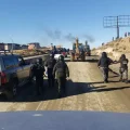 El contingente policial avanza pese al rechazo de algunos pobladores para el desbloqueo