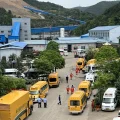 Rescatistas trabajan en el lugar de la explosión en la mina de carbón Liushenyu.