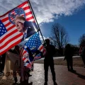Opositores del regimen cubano marchan frente al Capitolio en Washington, en apoyo a Donald Trump.