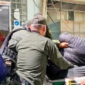 El efectivo policial es trasladado para recibir atención médica.