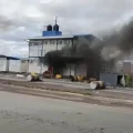 Captura de Margen Noticioso muestra humo saliendo de la infraestructura tras el incendio