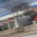 Minibús arde en llamas en El Alto tras ser apedreado e incendiado por manifestantes