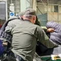 El policía liberado llega en camilla al Hospital Obrero en La Paz.