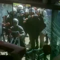 La policía antidisturbios usó gases lacrimógenos al irrumpir en la sede del CHP en Ankara.