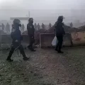 La policía intentó desbloquear la carretera a Oruro.