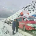 Camiones cubiertos de nieve y transportistas refugiados dentro de sus motorizados para soportar el frío intenso en Confital.