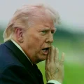 El presidente Donald Trump camina desde el Marine One para abordar el Air Force One en el aeropuerto de Morristown, en Morris