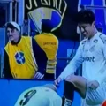 Gabigol besa el botín de Miguelito Terceros agradecido por la asistencia.