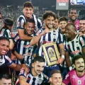 Jugadores de Alianza Lima festejan la conquista del primer campeonato del año en Perú.
