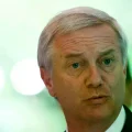 El presidente de Chile, José Antonio Kast, asiste a una conferencia de prensa en la embajada chilena, tras reunirse con su ho