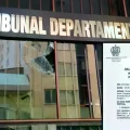 El lunes los marchistas de los Ponchos Rojos apedrearon la puerta del TDJ La Paz. En recuadro la convocatoria de sala plena.