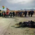 Grupo de manifestantes en la carretera La Paz - Oruro.