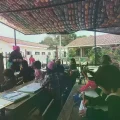 Esta maestra enseña bajo un techo improvisado y con la pizarra en el piso, en el prekínder de la escuela Tundy