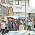 Personas hacen fila en Emapa.